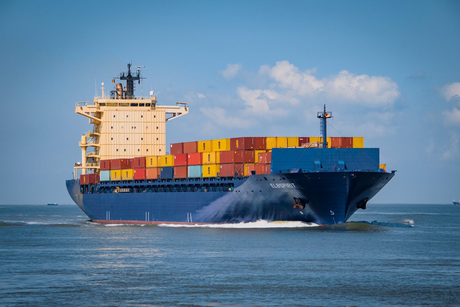 container-ship-g44bfa2a16_1920